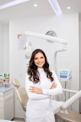 Dra. Larissa Costa em seu consultório odontológico